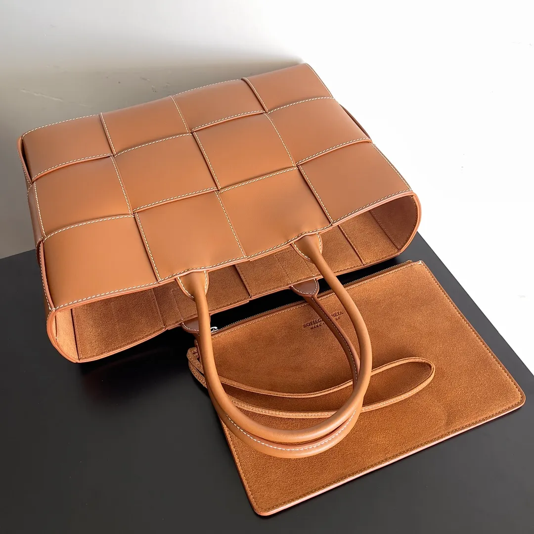 The batch of 1960 BV tote bag (small four compartments) has finally been shipped🔥🔥 The leather feels great! It has stitching workmanship and is very low-key. The more I look at it, the more I like it. I usually go out for rides and planes with a lot of things and need to carry a computer. Carrying a bag like this is all it takes. It comes with a small bag for storage, which is very convenient. Style number: 756682 Size: 38*10*28cm
